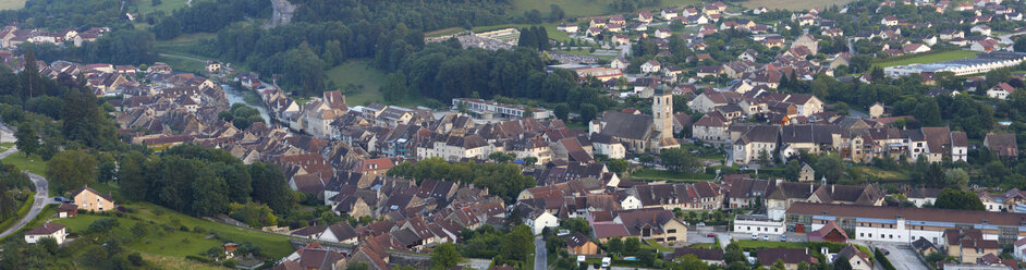 Frankreich, Blick auf ein überfülltes Dorf - DHL000014