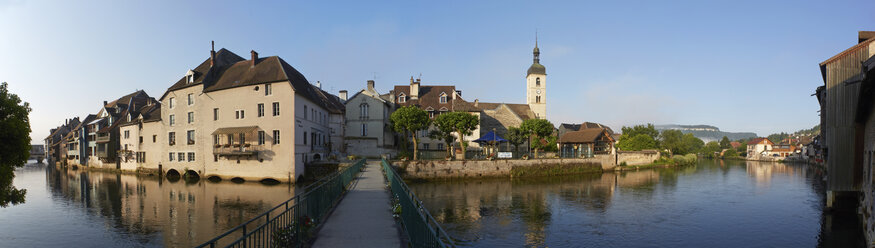 Frankreich, Blick auf den Fluss Loue in Ornans - DHL000010