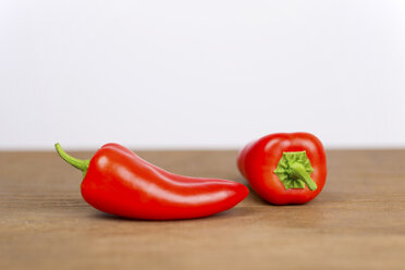 Gertmany, Freiburg, Red bell peppers on chopping board, close up - DRF000100