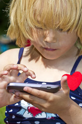 Deutschland, Kiel, Mädchen spielt mit Smartphone, Nahaufnahme - JFEF000192