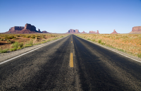 Usa, Utah, Blick auf die Straße in der Wüste zum Monument Valley, lizenzfreies Stockfoto