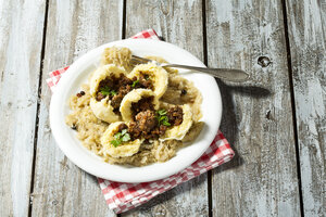 Griebenknödel mit Sauerkraut auf Holztisch, Nahaufnahme - MAEF007209