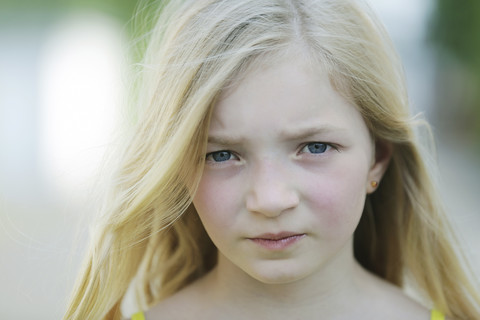 Deutschland, Nordrhein-Westfalen, Köln, Porträt eines Mädchens, Nahaufnahme, lizenzfreies Stockfoto