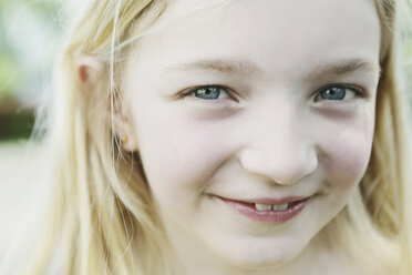Deutschland, Nordrhein-Westfalen, Köln, Porträt eines Mädchens, lächelnd, Nahaufnahme - JATF000233