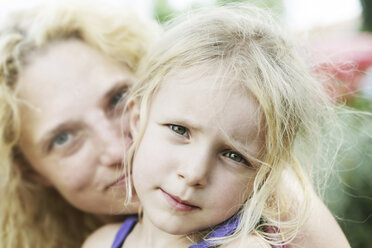 Germany, North Rhine Westphalia, Cologne, Portrait of girl with her mother, close up - JATF000250