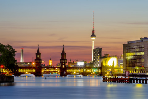 Deutschland, Berlin, Blick auf die Oberbaumbrücke an der Spree, lizenzfreies Stockfoto