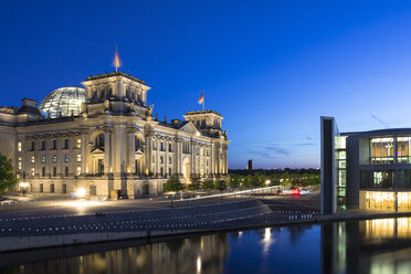 Deutschland, Berlin, Blick auf das Reichstagsgebäude in der Abenddämmerung - NKF000015