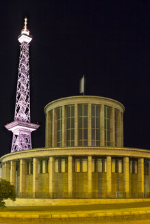 Deutschland, Berlin, Funkturm bei Nacht - NKF000017