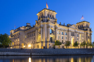 Deutschland, Berlin, Blick auf das Reichstagsgebäude in der Abenddämmerung - NKF000018