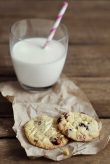Cranberry cookies with glass of milk on wooden table, close up - CZF000026