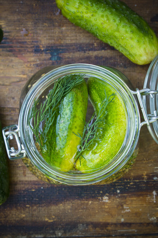 Zubereitung von Gurken mit Dill und Senfkörnern, lizenzfreies Stockfoto