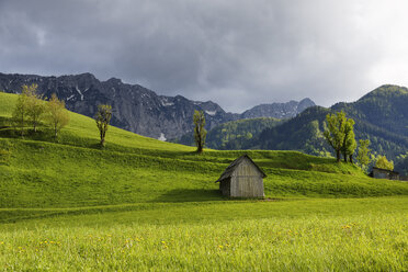 Österreich, Kärnten, Blick auf eine Hütte in der Nähe des Karawankengebirges - SIEF004251