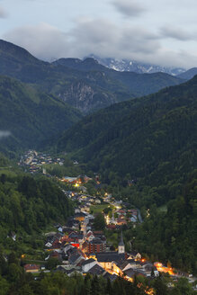 Österreich, Kärnten, Blick auf Bad Eisenkappel Dorf in der Nähe von Bergen - SIE004247
