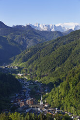 Österreich, Kärnten, Blick auf Bad Eisenkappel Dorf in der Nähe von Bergen - SIEF004246