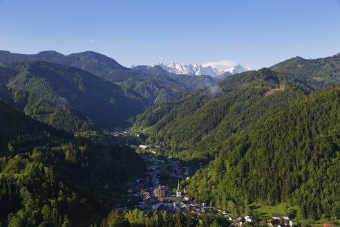 Österreich, Kärnten, Blick auf Bad Eisenkappel Dorf in der Nähe von Bergen - SIEF004245