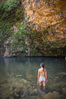 Westaustralien, Junge Frau im Badeanzug am Emma Gorge Wasserfall - MBE000663