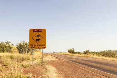 Australien, Westaustralien, Straßenschild bei Wyndham - MBEF000667