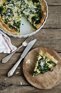 Spinach and pea quiche on wooden table - CZF000033