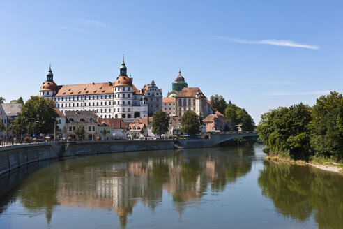 Deutschland, Bayern, Blick auf Schloss Neuburg - AM000889