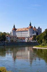 Deutschland, Bayern, Blick auf Schloss Neuburg - AM000890