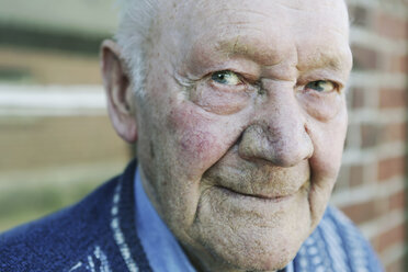 Germany, Portrait of senior man, close up - JAT000266