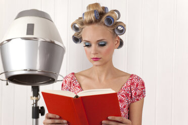 Junge Frau liest ein Buch - DRF000144