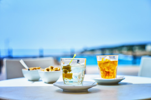 Italien, Glas Martini bianco in einem Straßencafé in der Nähe des Strandes, lizenzfreies Stockfoto