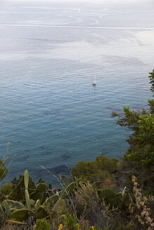 Spanien, Blick auf ein Boot in einer kleinen Bucht - TKF000147