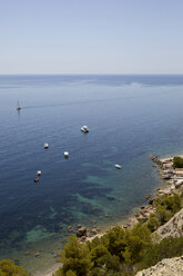 Spanien, Blick auf Boote in der kleinen Bucht - TKF000146