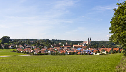 Deutschland, Baden Württemberg, Ansicht eines Hauses mit der Kirche St. Verena im Hintergrund - AM000895