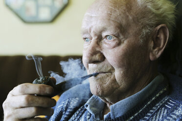 Deutschland, älterer Mann mit Pfeife und rauchend - JAT000274