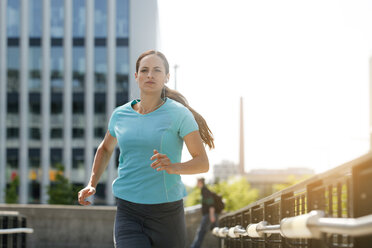 Jogger running in city - SU000007