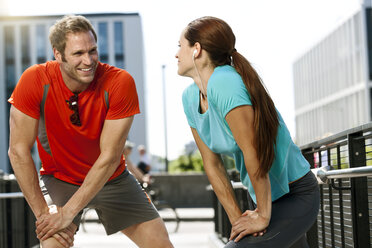 Zwei Jogger beim Stretching in der Stadt - SU000008