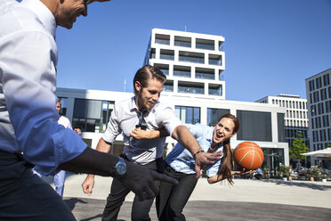 Gruppe von Geschäftsleuten spielt Basketball im Freien - SU000024