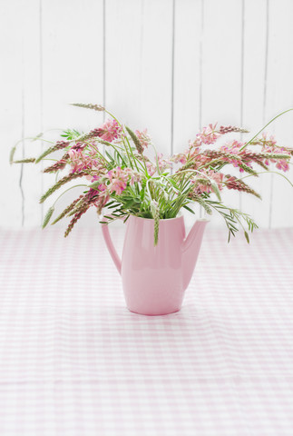 Strauß rosa Blumen in Dose auf Tisch, Nahaufnahme, lizenzfreies Stockfoto