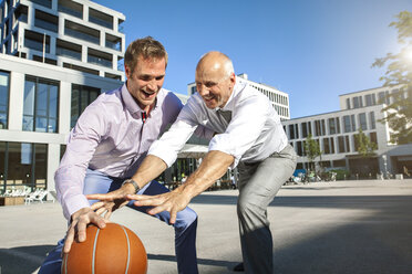 Zwei Geschäftsleute spielen Basketball im Freien - SU000022