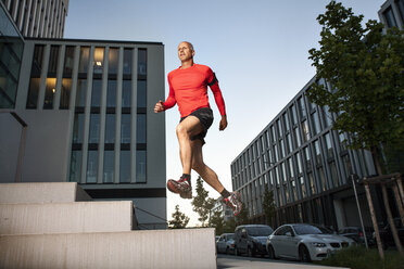 Älterer athletischer Mann läuft auf einer Treppe - SUF000056