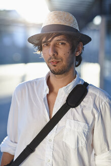 Germany, Bavaria, Landsberg, Portrait of mid adult man with shoulder bag - DSCF000096