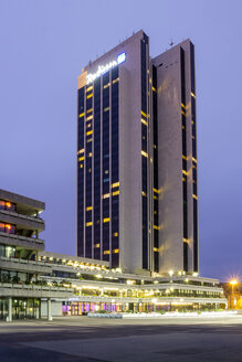 Deutschland, Hamburg, Blick auf das Radison Blue Hotel - NKF000020