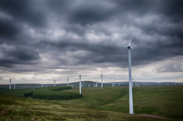 Vereinigtes Königreich, Schottland, Blick auf eine Windkraftanlage in Dunbar - SMA000173