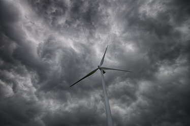 Vereinigtes Königreich, Schottland, Blick auf eine Windkraftanlage in Dunbar - SMA000162