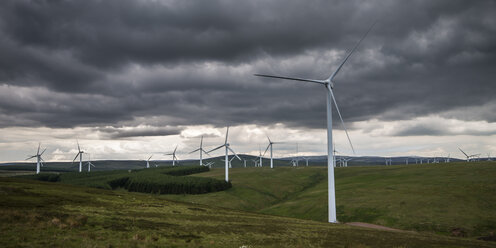 Vereinigtes Königreich, Schottland, Blick auf eine Windkraftanlage in Dunbar - SMAF000161