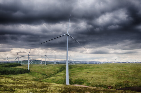 Vereinigtes Königreich, Schottland, Blick auf eine Windkraftanlage in Dunbar - SMAF000159