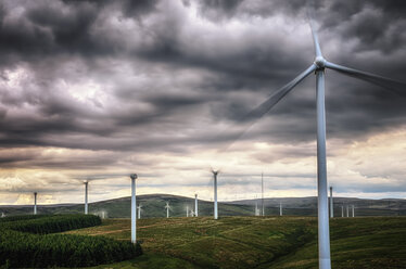 Vereinigtes Königreich, Schottland, Blick auf eine Windkraftanlage in Dunbar - SMAF000157