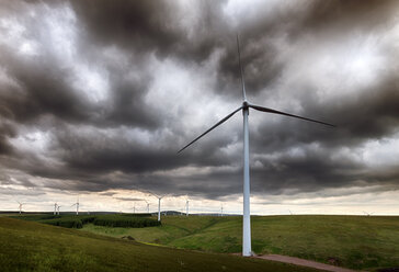 Vereinigtes Königreich, Schottland, Blick auf eine Windkraftanlage in Dunbar - SMAF000155