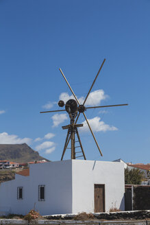 Spanien, Blick auf eine Windmühle in Puerto de las Nieves - MAB000155