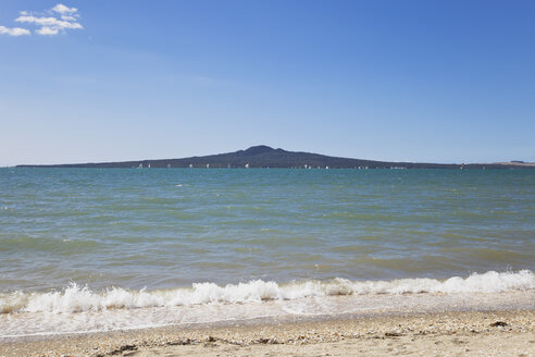 Neuseeland, Auckland, Blick auf die Insel Rangitoto - GWF002379