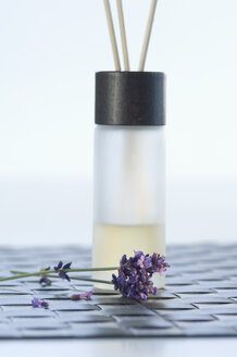 Aroma sticks with lavender flowers and bottle, close up - ASF005100