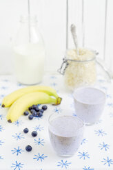 Blueberries with bananas and oat flakes shake for breakfast on table, close up - CZF000044