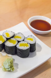 Sushi-Rollen mit gepflücktem Rettich in Reis auf einem Teller, Nahaufnahme - ABAF000990